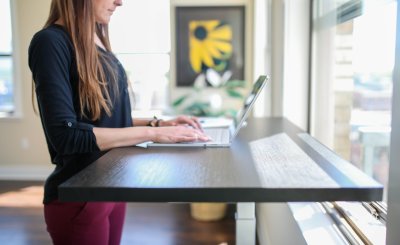 3 tips om jouw zit-sta bureau goed te gebruiken
